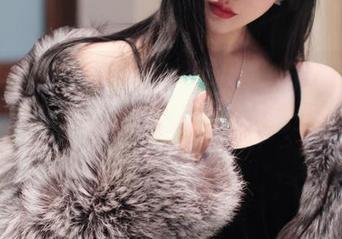 heiliao.su黑料不打烊app，吃瓜的同时也能偷偷在茶几上干点小事呢