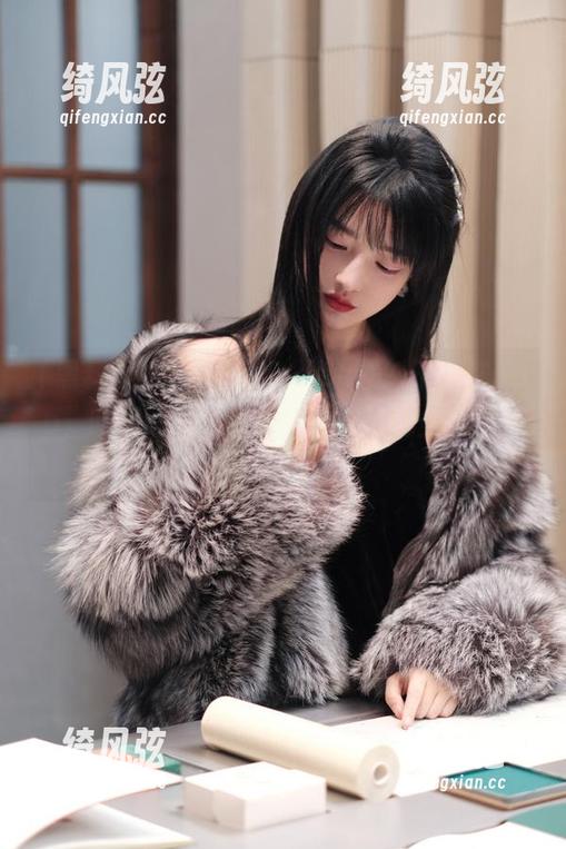heiliao.su黑料不打烊app，吃瓜的同时也能偷偷在茶几上干点小事呢