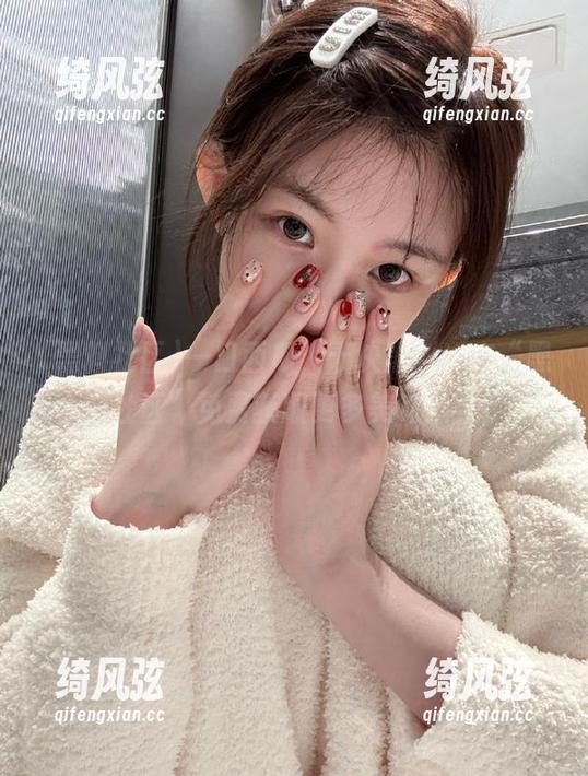 一口西瓜，十块黑料！来“黑料社区”免费获取更多美味八卦！