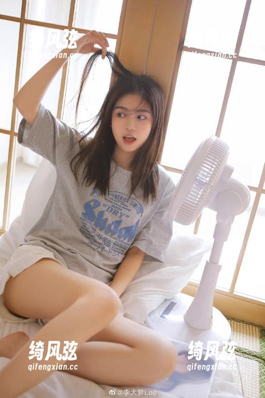 导航到黑料网不打烊，今天的瓜又长得特别茂盛，啧啧啧，忍不住想咬一口！